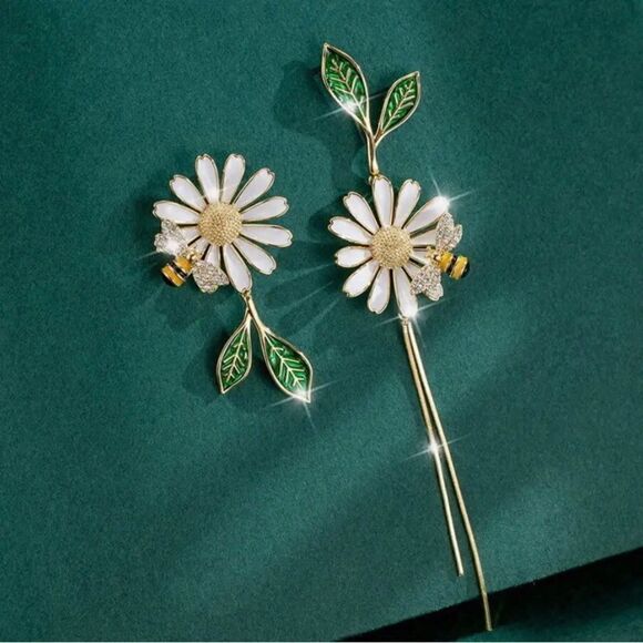 🌼 Betsey Johnson NEW unique & beautiful mismatched flower dangle earrings 🌼 - Picture 3 of 6